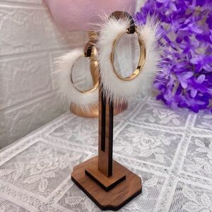 🎀 White Faux Fur Gold Toned Hoop Earrings 🎀